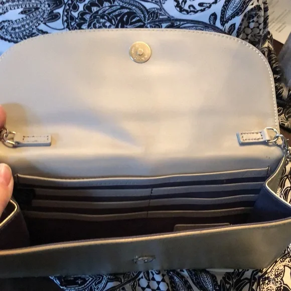 Halogen pale metallic gold textured clutch with crossbody chain, magnetic close - Picture 4 of 9